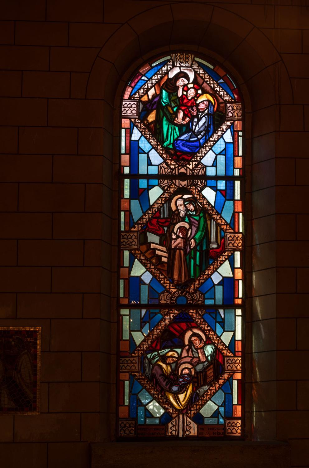 Vue générale du vitrail de Valentine Reyre dédiée à la vie de Sainte-Anne. 
