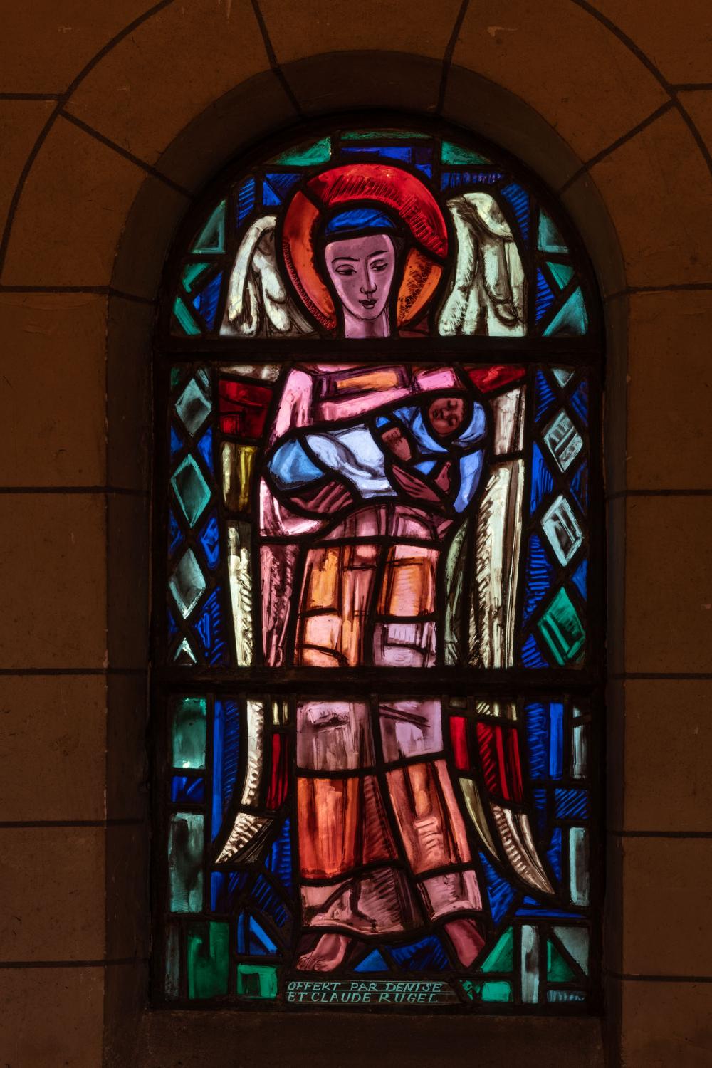 Dans la chapelle-baptistère, vue générale du vitrail de Valentine Reyre représentant un Ange (symbole de la Marraine, durant le sacrement) (1937). 