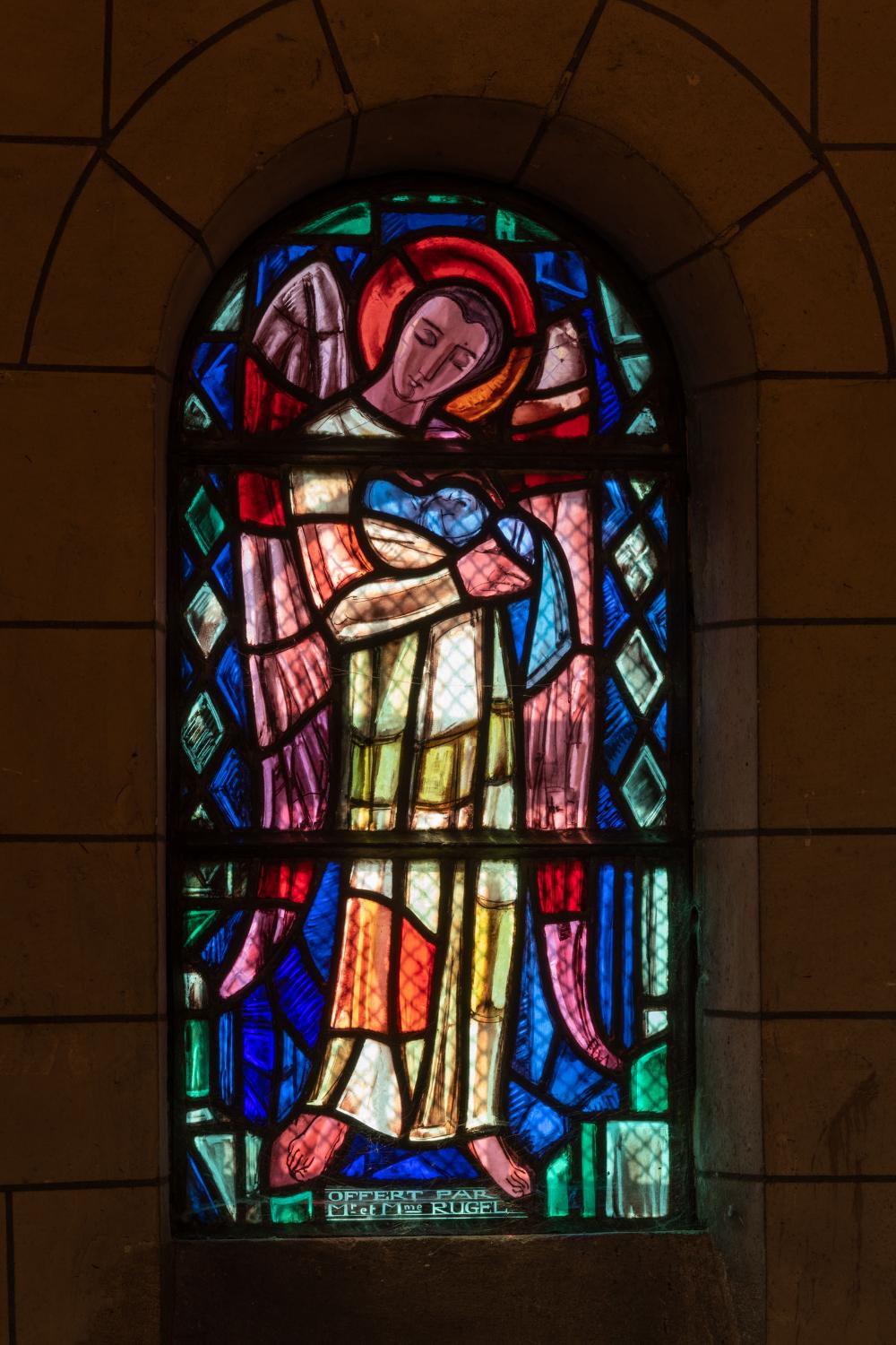Dans la chapelle-baptistère, vue générale du vitrail de Valentine Reyre représentant un Ange (symbole du Parrain, lors du sacrement) (1937) 