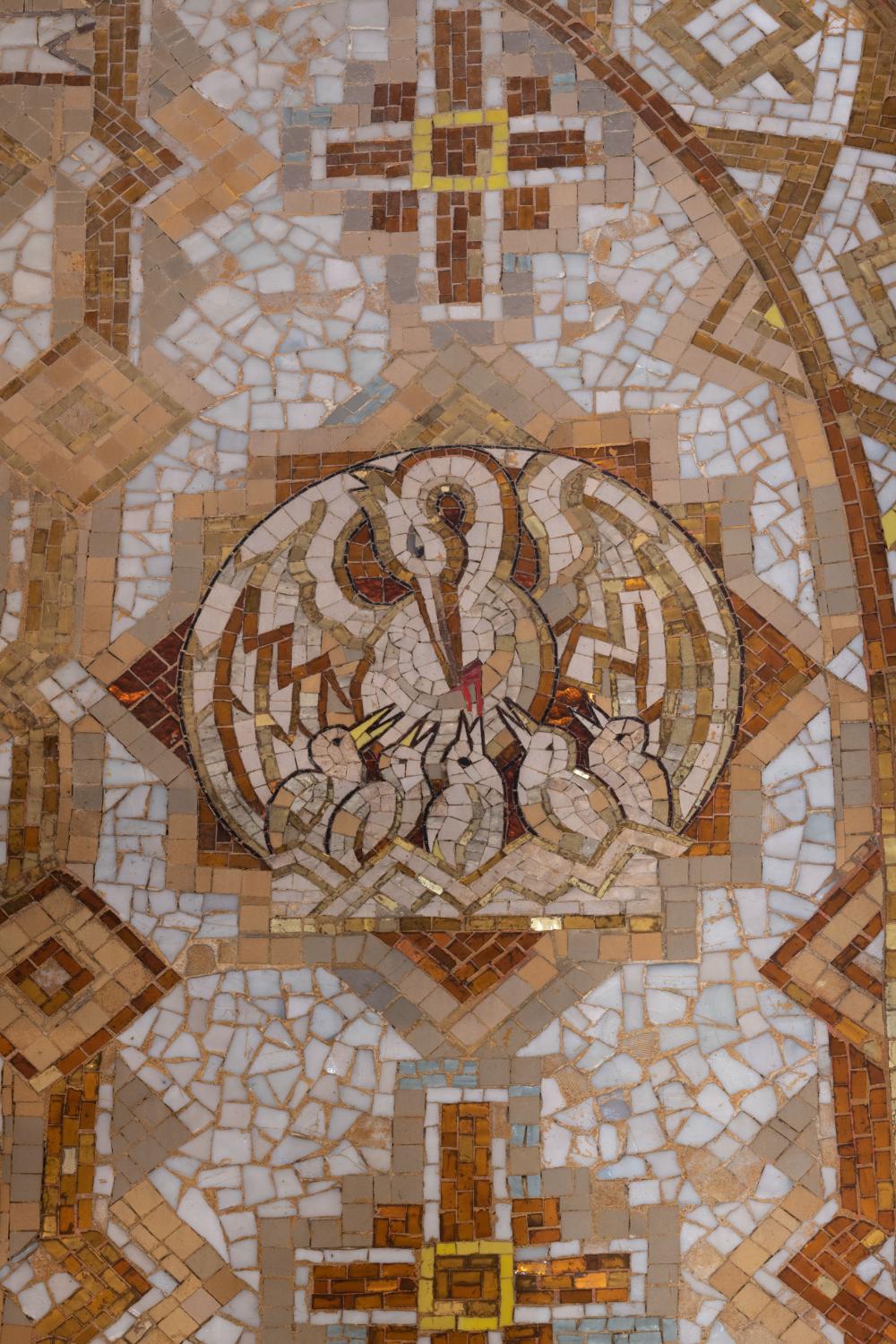 Détail d'une mosaïque des ateliers Mauméjean, représentant un Pélican nourrissant ses petits de sa chair et de son sang, symbole du Christ. 