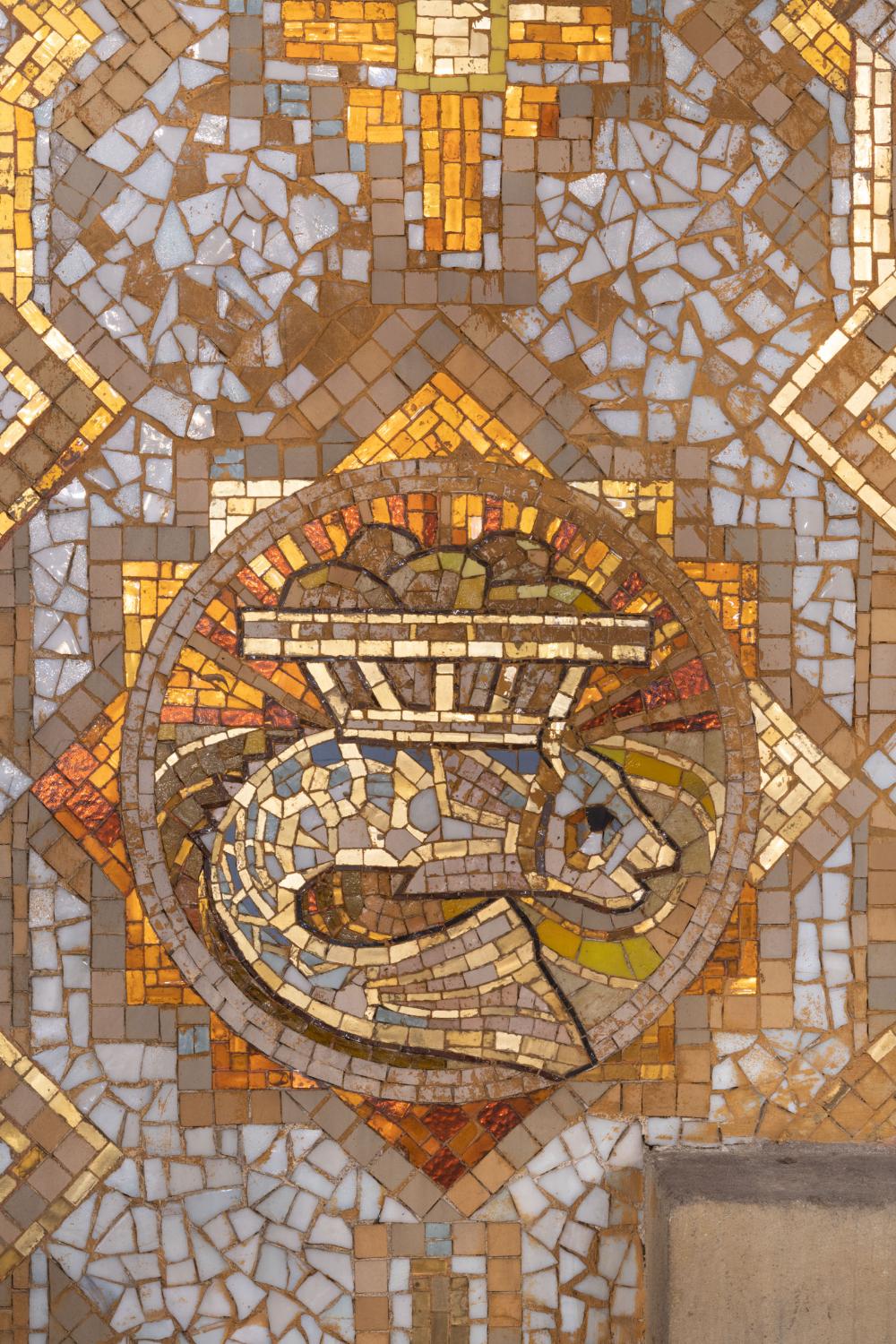 Détail d'une mosaïque des ateliers Mauméjean représentant un poisson et du pain, symboles de la manne du Christ unissant les fidèles durant l'Eucharistie. 
