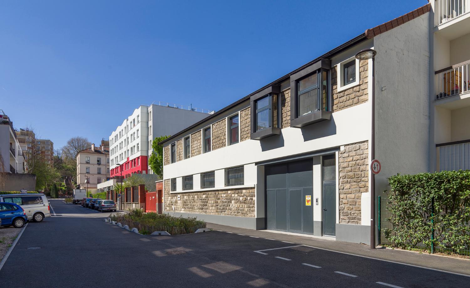 Vue extérieure des Ateliers de Technochimie, depuis la rue du Colombier.