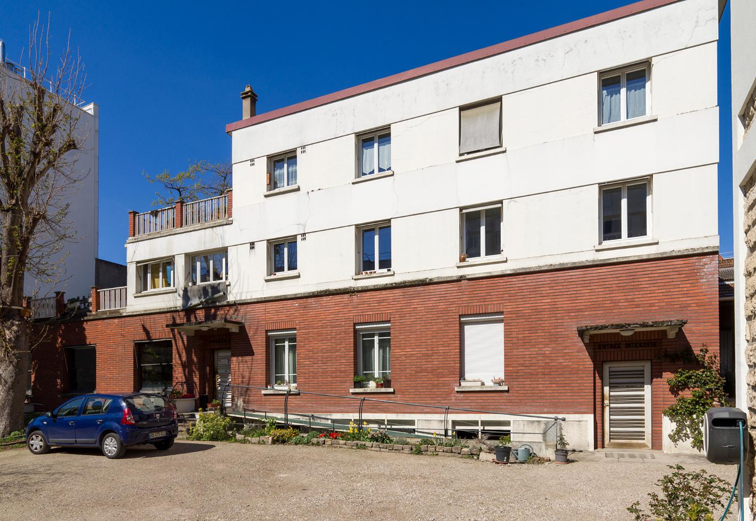 Vue extérieure des Ateliers de Technochimie, depuis la cour. Les bureaux et le pavillon d’habitation.