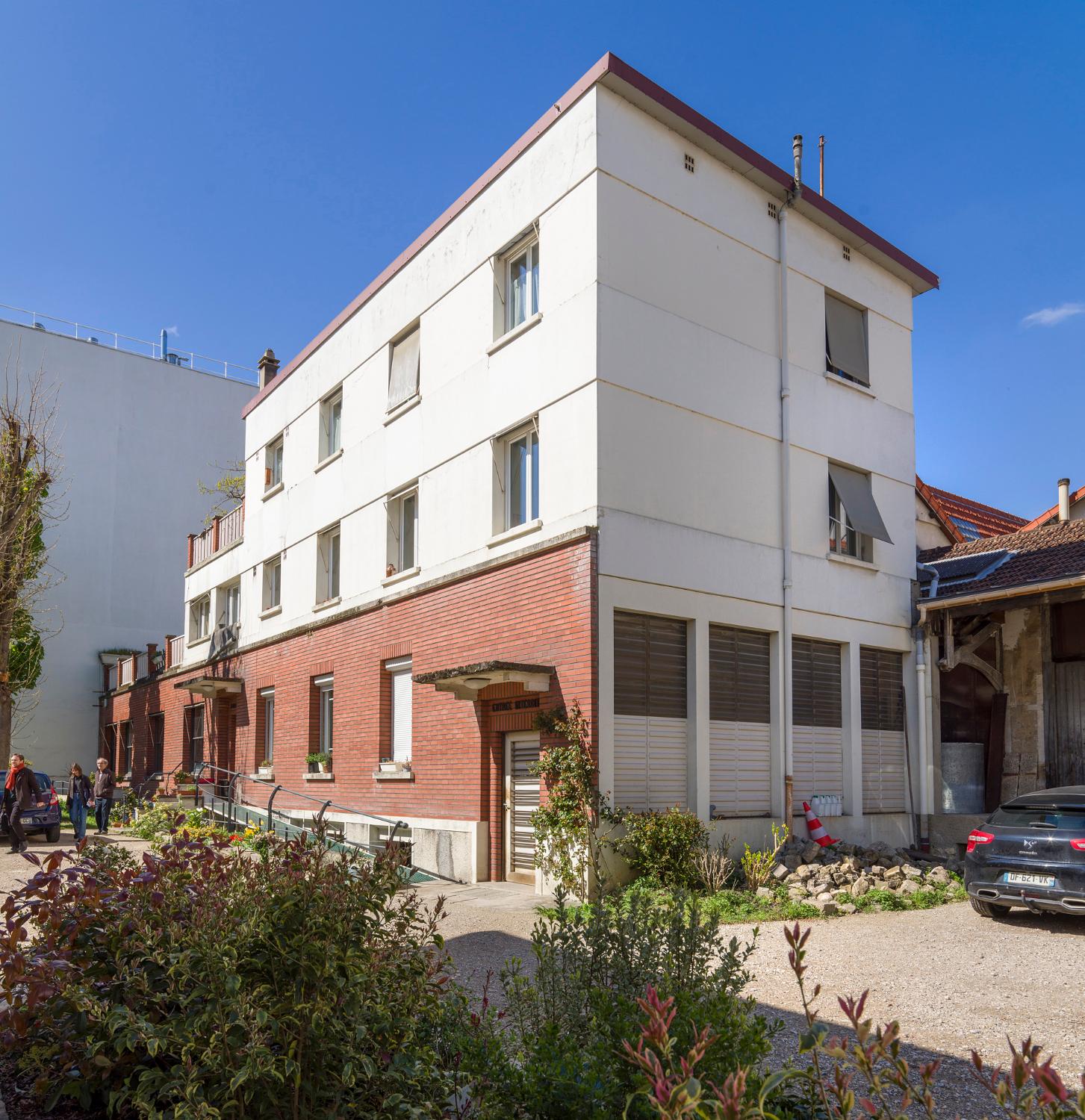 Vue extérieure des Ateliers de Technochimie, depuis la cour. Les bureaux et le pavillon d’habitation.