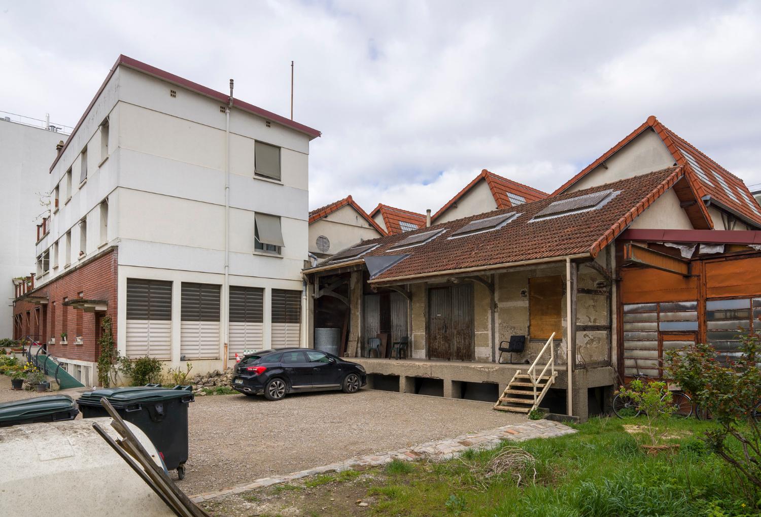 À droite, le quai de déchargement. À l’arrière, bâtiment à 3 sheds, dernier lieu de fabrication de la société du Lysol, actuellement atelier de thermoformage et espace de stockage.