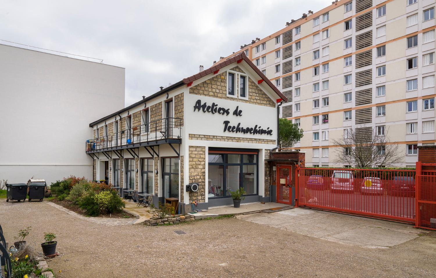 Ancien garage et réfectoire converti en logements étudiants depuis 2021.