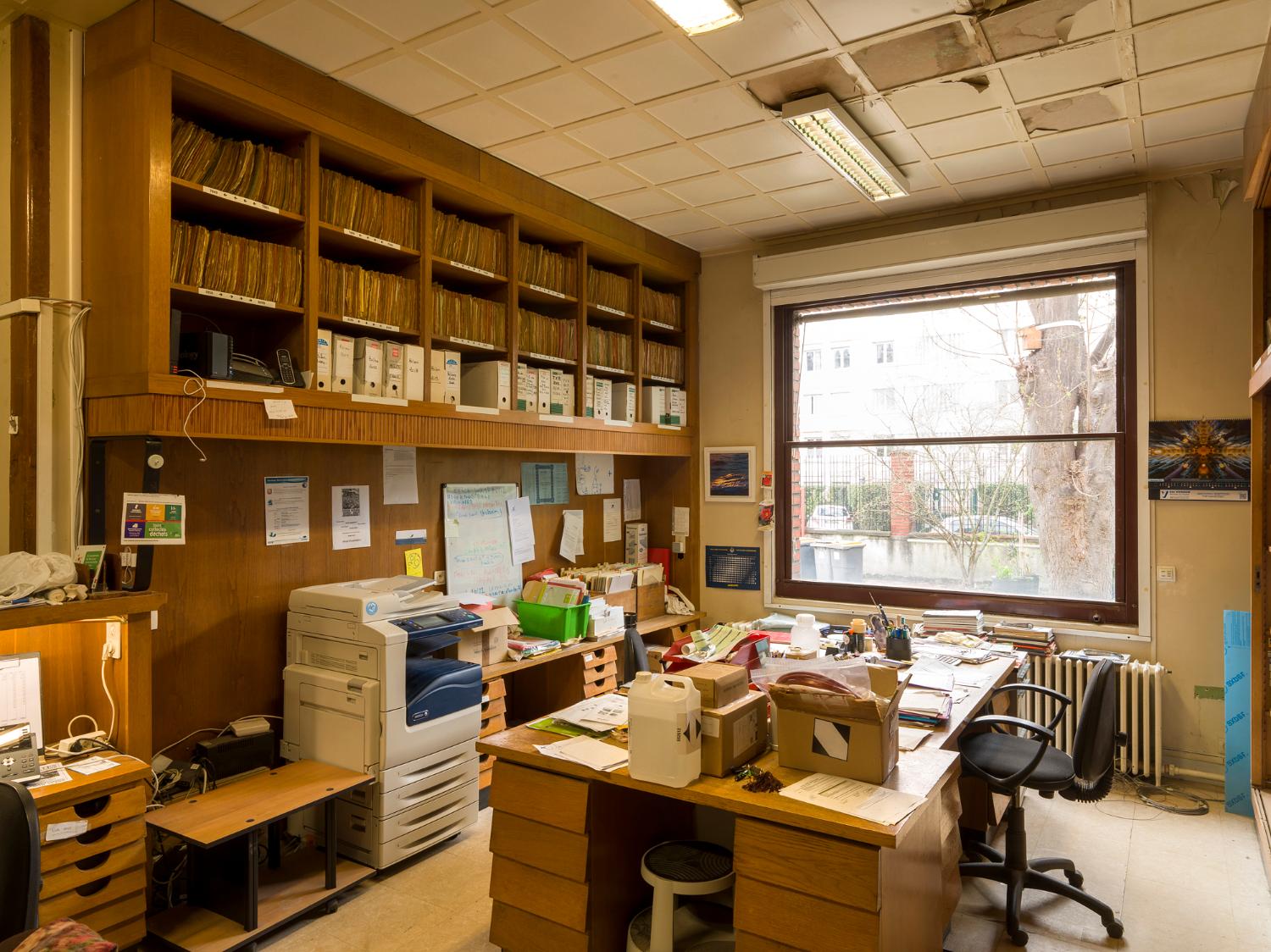 Bureau de la comptabilité, au rez-de-chaussée.