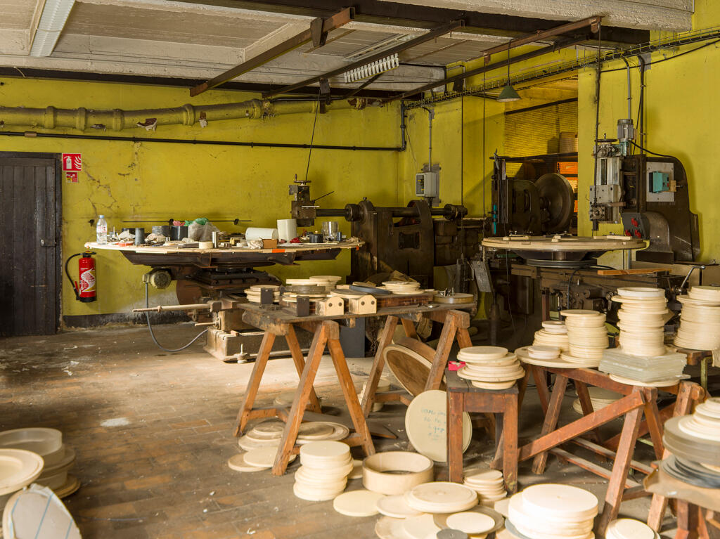 Atelier de mécanique générale (usinage). Chutes de tronçonnages d'éléments de PVC.