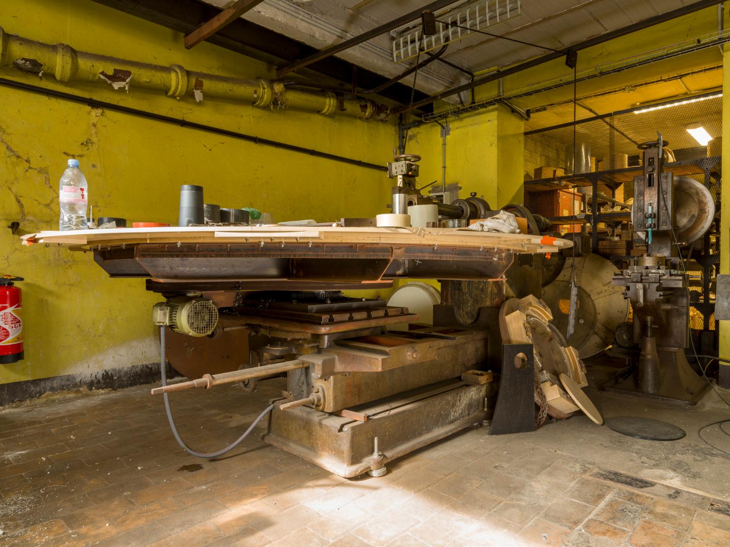 Atelier de mécanique générale (usinage). Transformation d’une ancienne aléseuse en tour vertical pour usinage de pièces en matières plastiques de diamètre inférieur à 2,6 m.