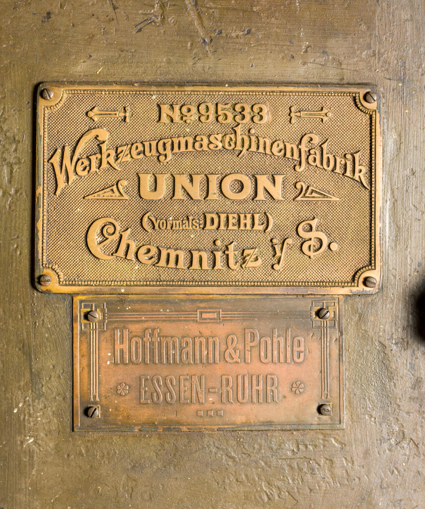 Plaque signalétique de l'aléseuse : « N° 9533 / Werkzeugmaschinenfabrik / Union / (vormals DIEHL) / Chemnitz iß S. » ; « Hoffman & Pohle / Essen-Ruhr ». Dommage de guerre.