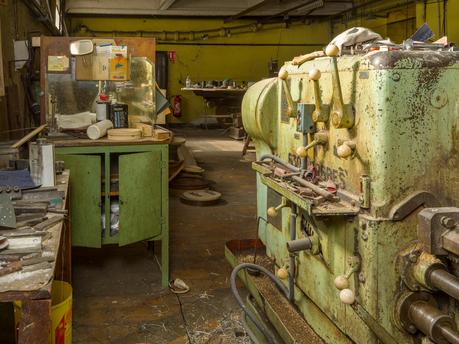 Atelier de mécanique générale (usinage). Tour parallèle Le Progrès Industriel. Leviers de la boîte de vitesse.