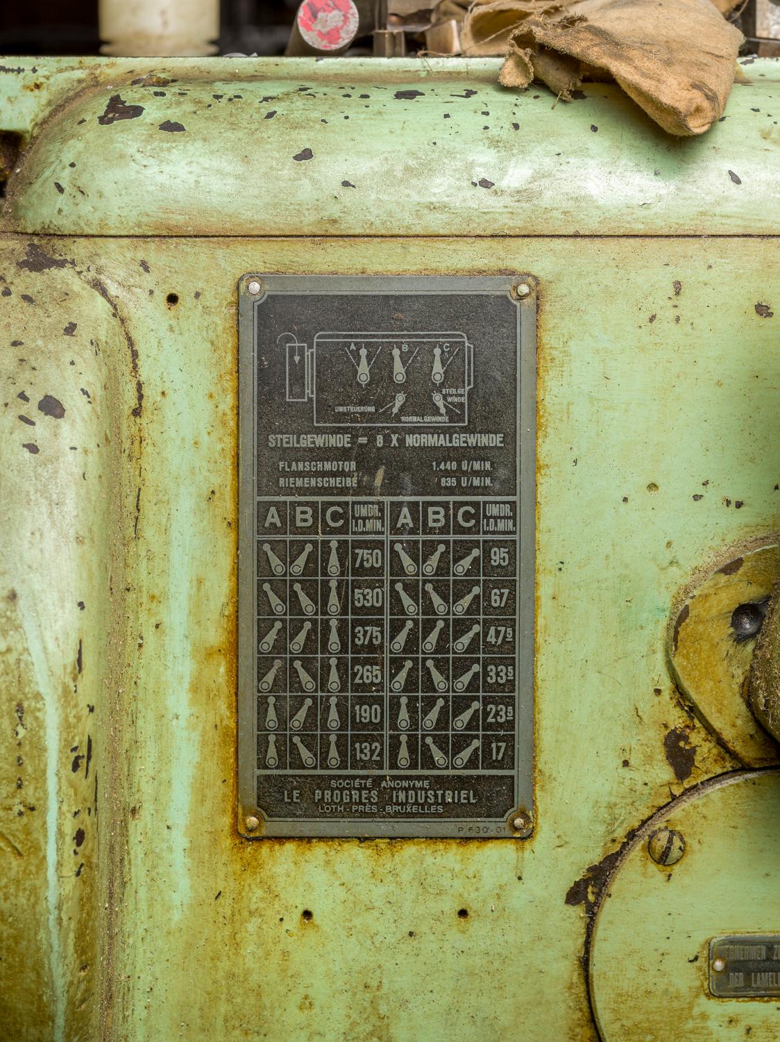 Atelier de mécanique générale (usinage). Tour parallèle Le Progrès Industriel. Plaque d’instruction de la boîte de vitesse.