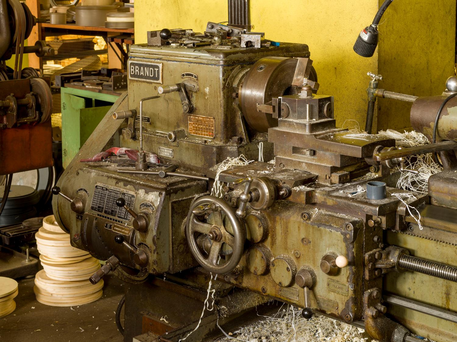Atelier de mécanique générale (usinage). Tour parallèle conventionnel Brandt. Levier de vitesse et volant de commande.