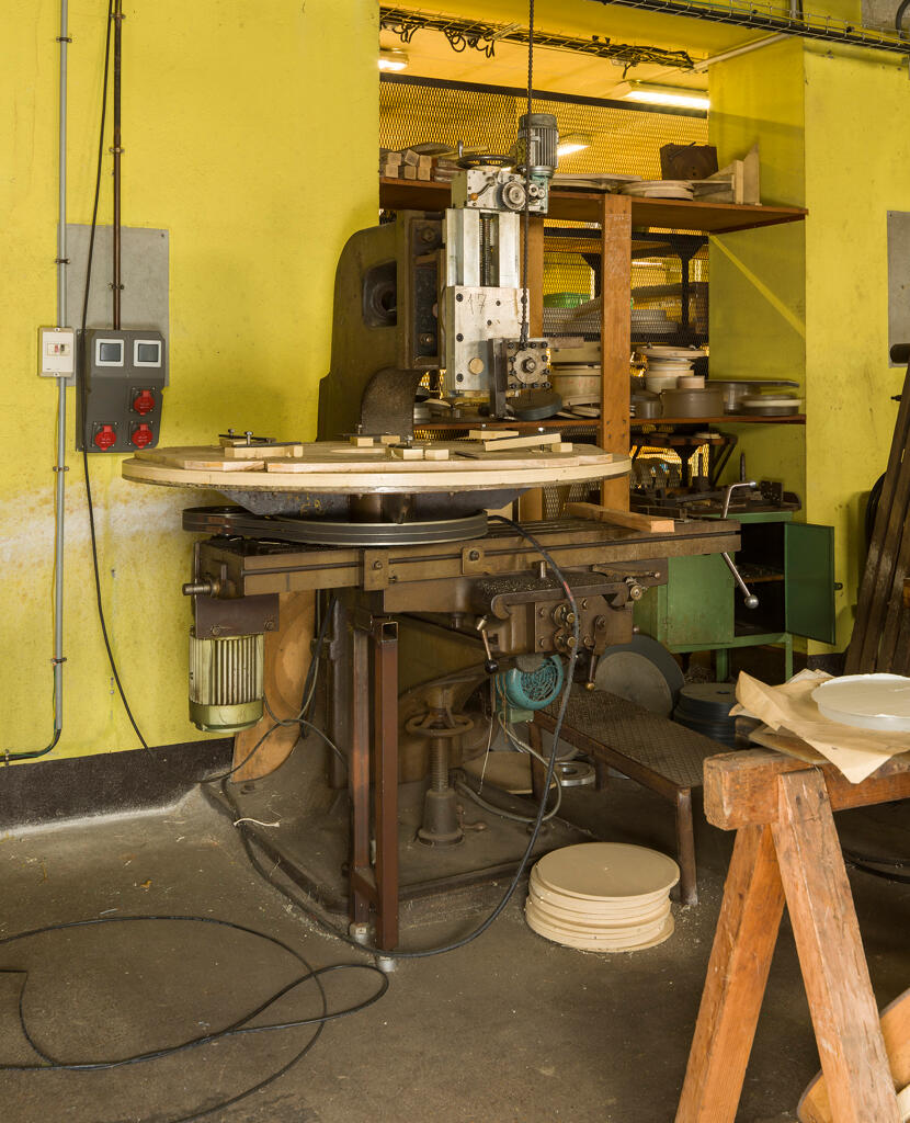 Atelier de mécanique générale (usinage). Transformation d'une fraise en tour vertical pour usinage de pièces en matières plastiques de diamètre supérieur à 1 m et inférieur 1,5 m.