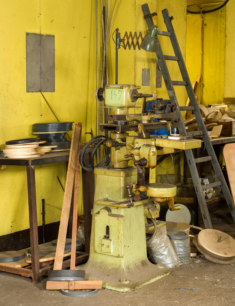 Atelier de mécanique générale (usinage). Affûteuse d'outils.