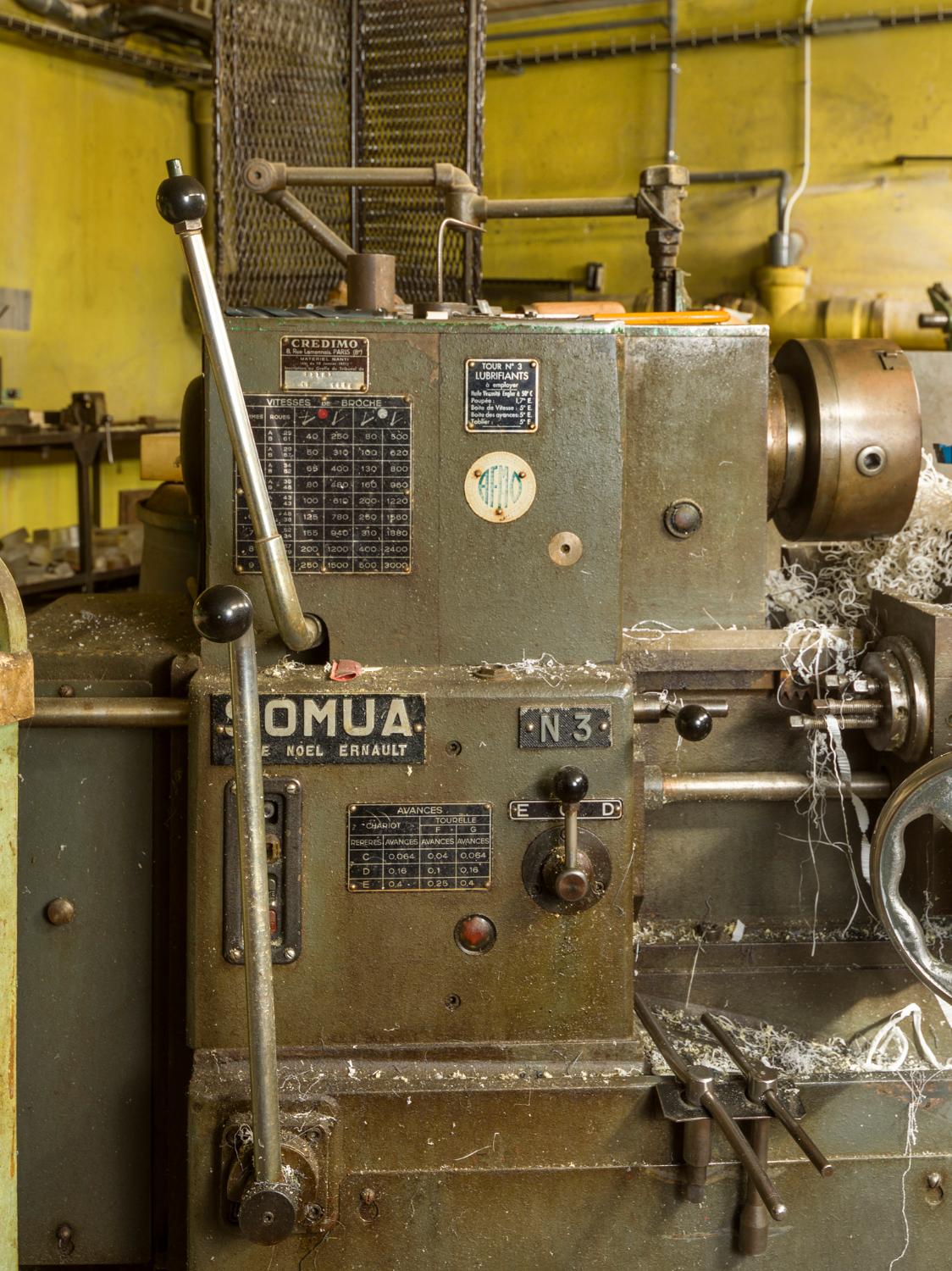 Atelier de mécanique générale (usinage). Tour semi-automatique à tourelle revolver de marque SOMUA – Noël Ernault. Plaque signalétique.