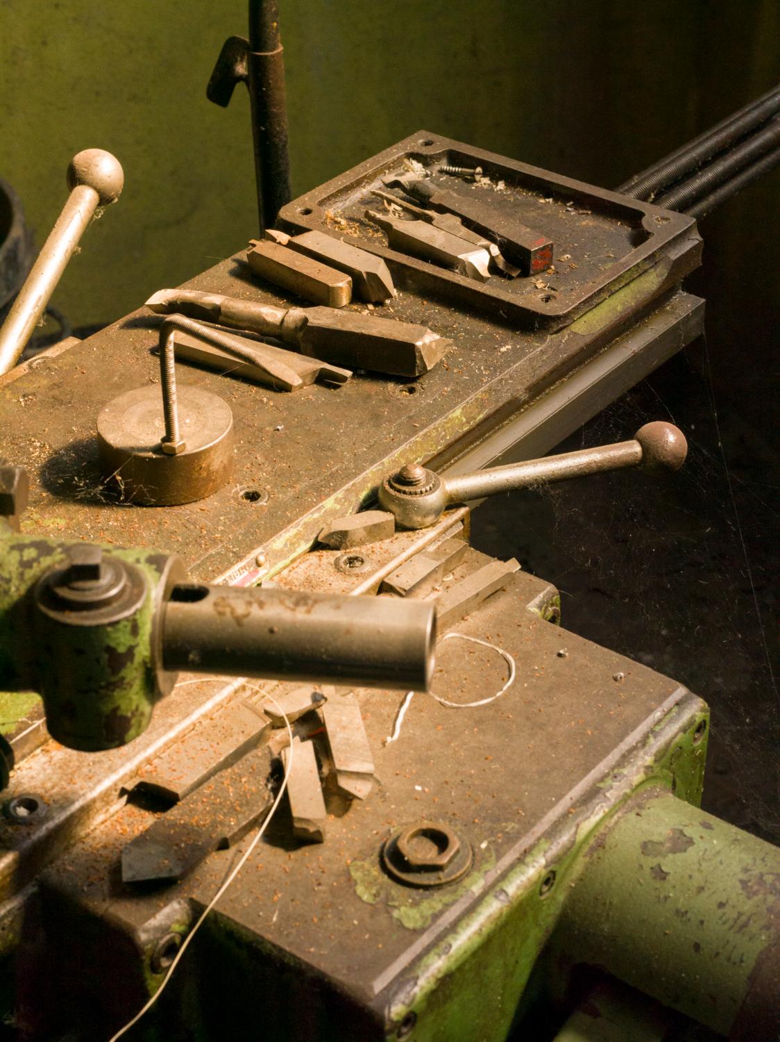 Atelier de mécanique générale (usinage). Tour semi-automatique à tourelle revolver de marque SOMUA – Noël Ernault. Détail d’outils de coupe.