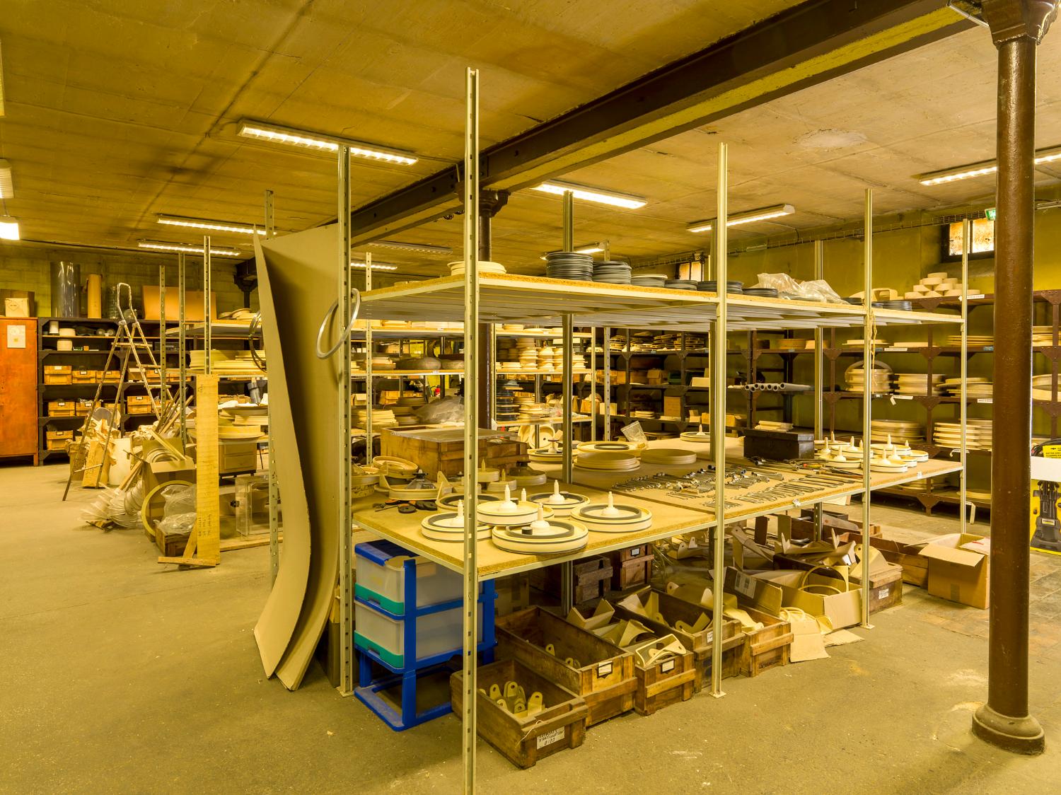 Magasin d’accessoires et de pièces détachées standards pour enceintes de confinement, au sous-sol.