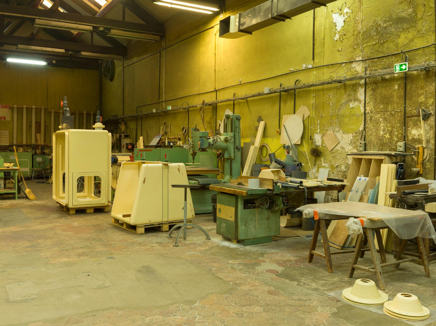 Chaudronnerie plastique, au rez-de-chaussée. Deux enceintes de confinement en cours de fabrication.