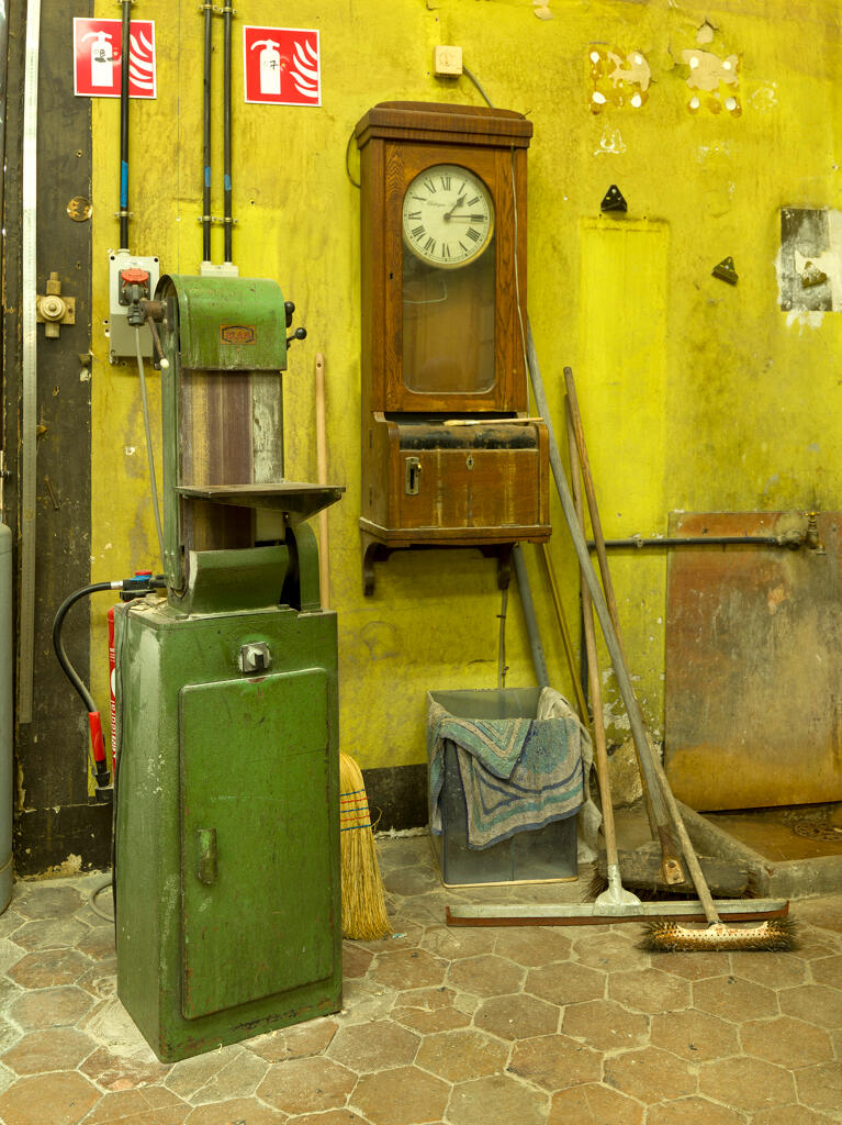 Chaudronnerie plastique. Machine à poncer (« Tank ») et ancienne pointeuse.
