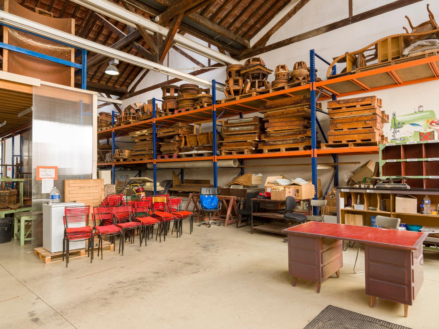 Bâtiment aux trois sheds, au rez-de-chaussée. Stockage des moules de fabrication.