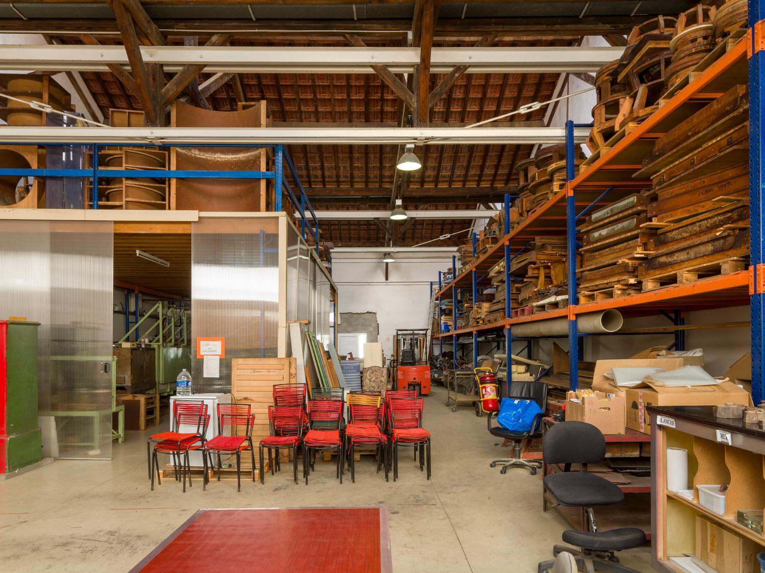 Bâtiment aux trois sheds, au rez-de-chaussée. À gauche, atelier de thermoformage.
