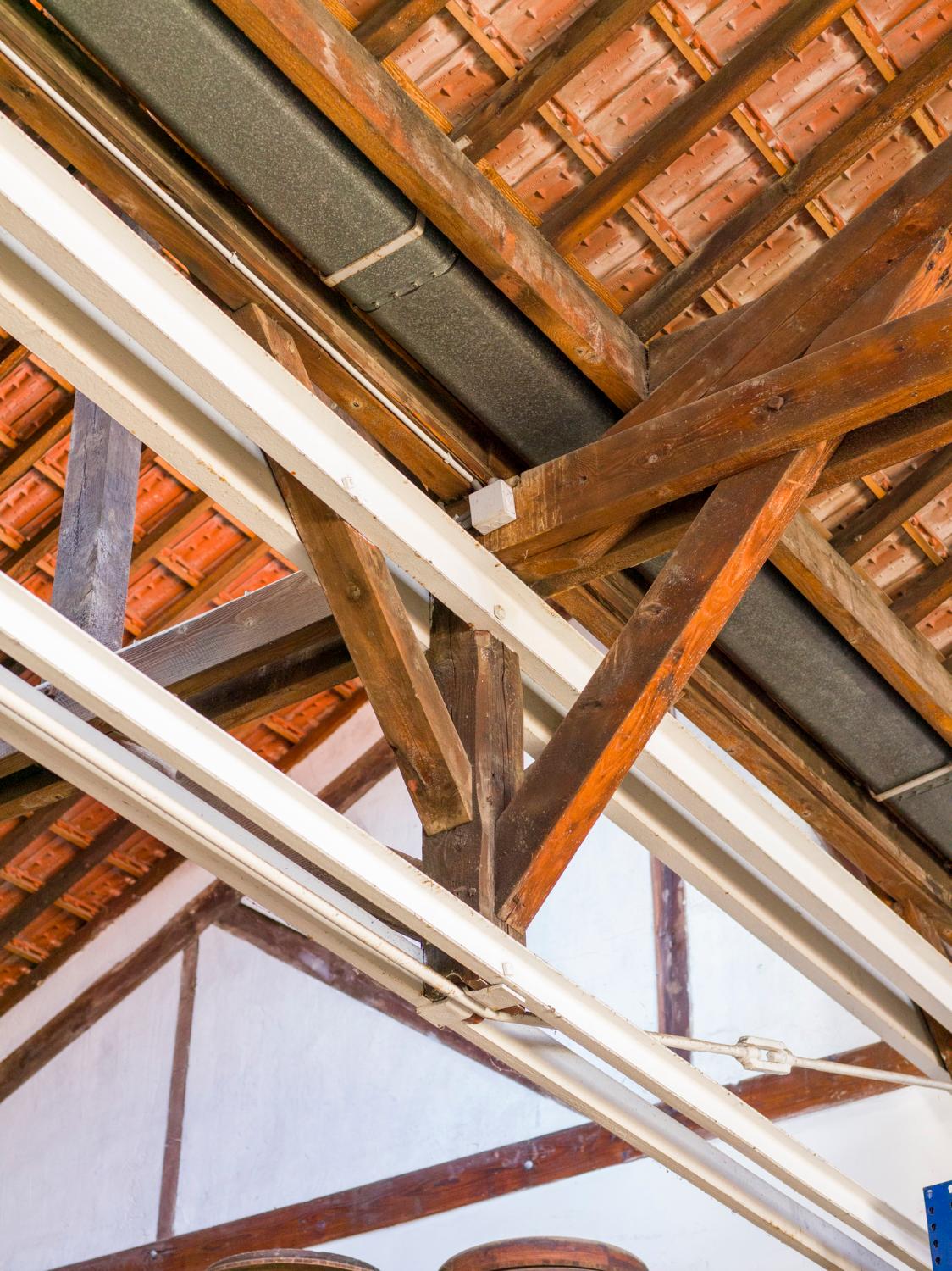 Bâtiment aux trois sheds. Détail de la charpente autoporteuse métallique datant vraisemblablement du début du XXe siècle.