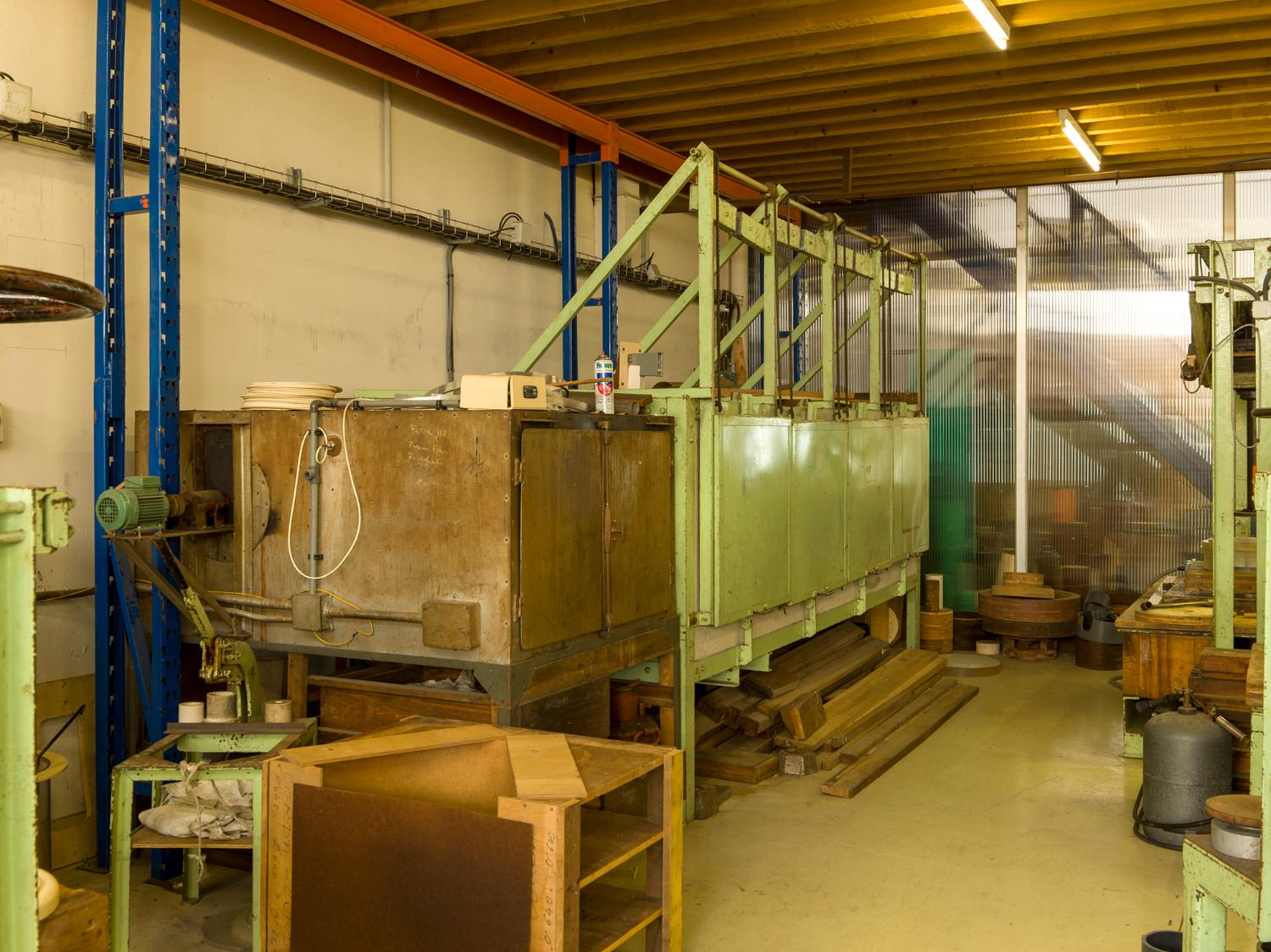 Atelier de thermoformage. Four électrique de fabrication « maison », pour le formage à chaud des matières plastiques, années 1960.