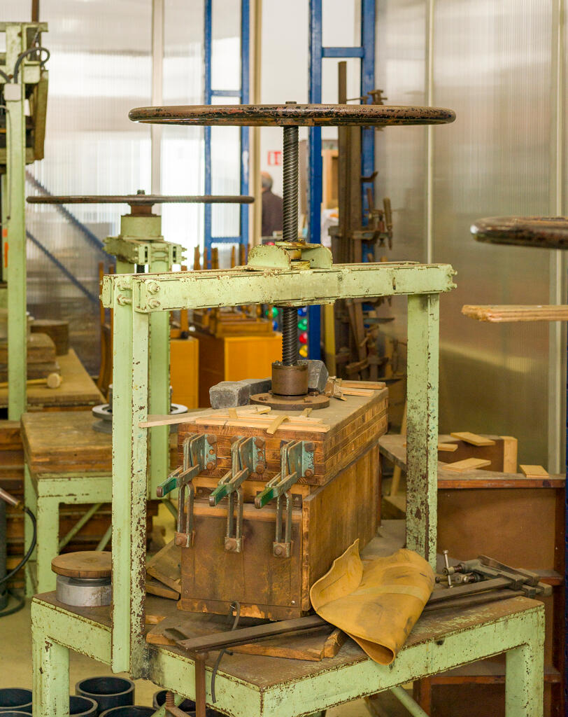 Atelier de thermoformage. Presse et moule de fabrication.