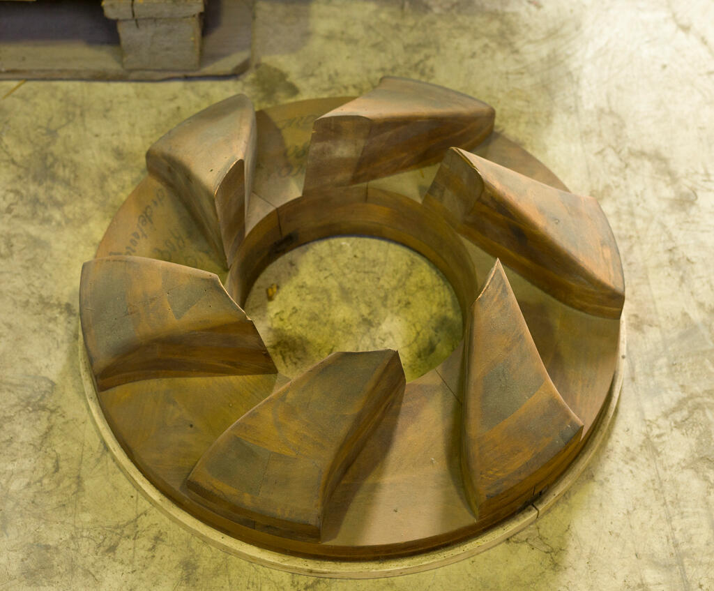 Atelier de thermoformage. Moule en lamellé-collé, usiné à la main au cours des années 1960, pour thermoformer des retors de ventilateurs en PVC d’une épaisseur de 3 millimètres.