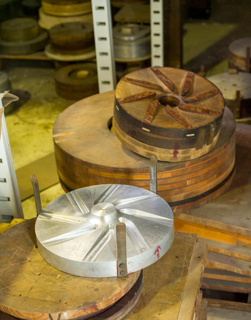 Atelier de thermoformage. Moules pour thermoformer des retors de ventilateurs en PVC.
