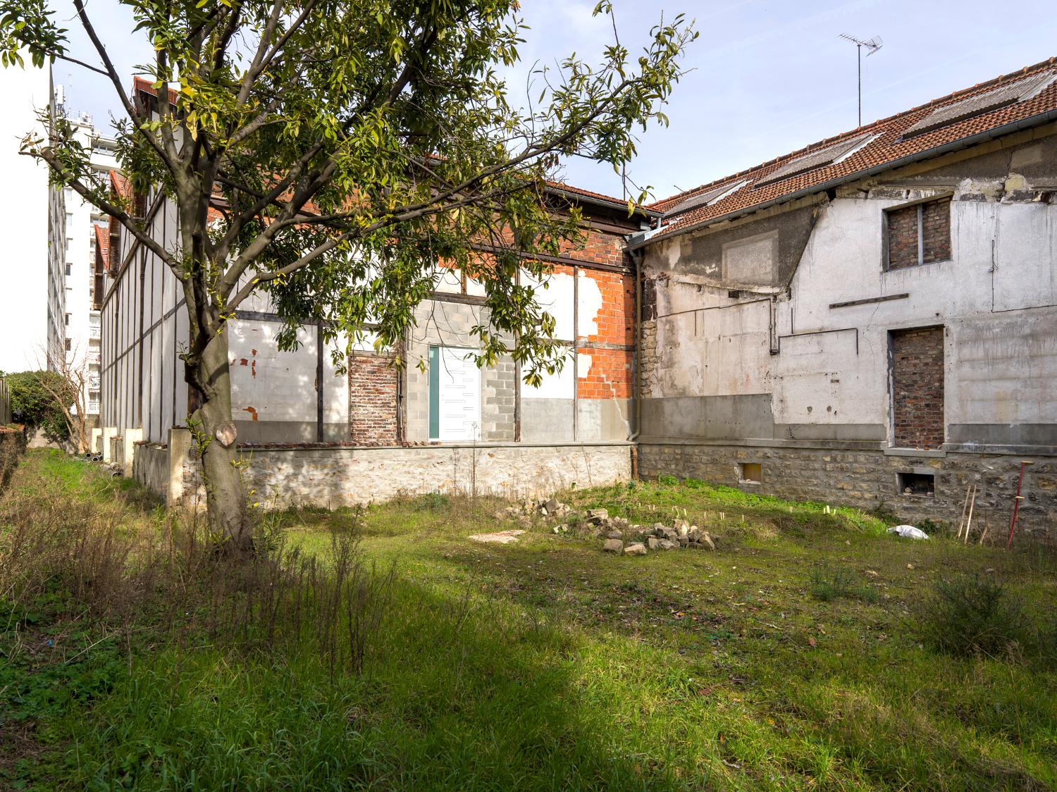 Derrière l’usine. À gauche, bâtiment aux trois sheds, à droite, chaudronnerie plastique. 