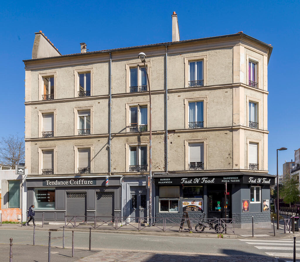Immeuble situé à l'angle de la rue du Colombier et de la rue Marat, construit au début du XXe siècle pour le personnel de la Société du Lysol.