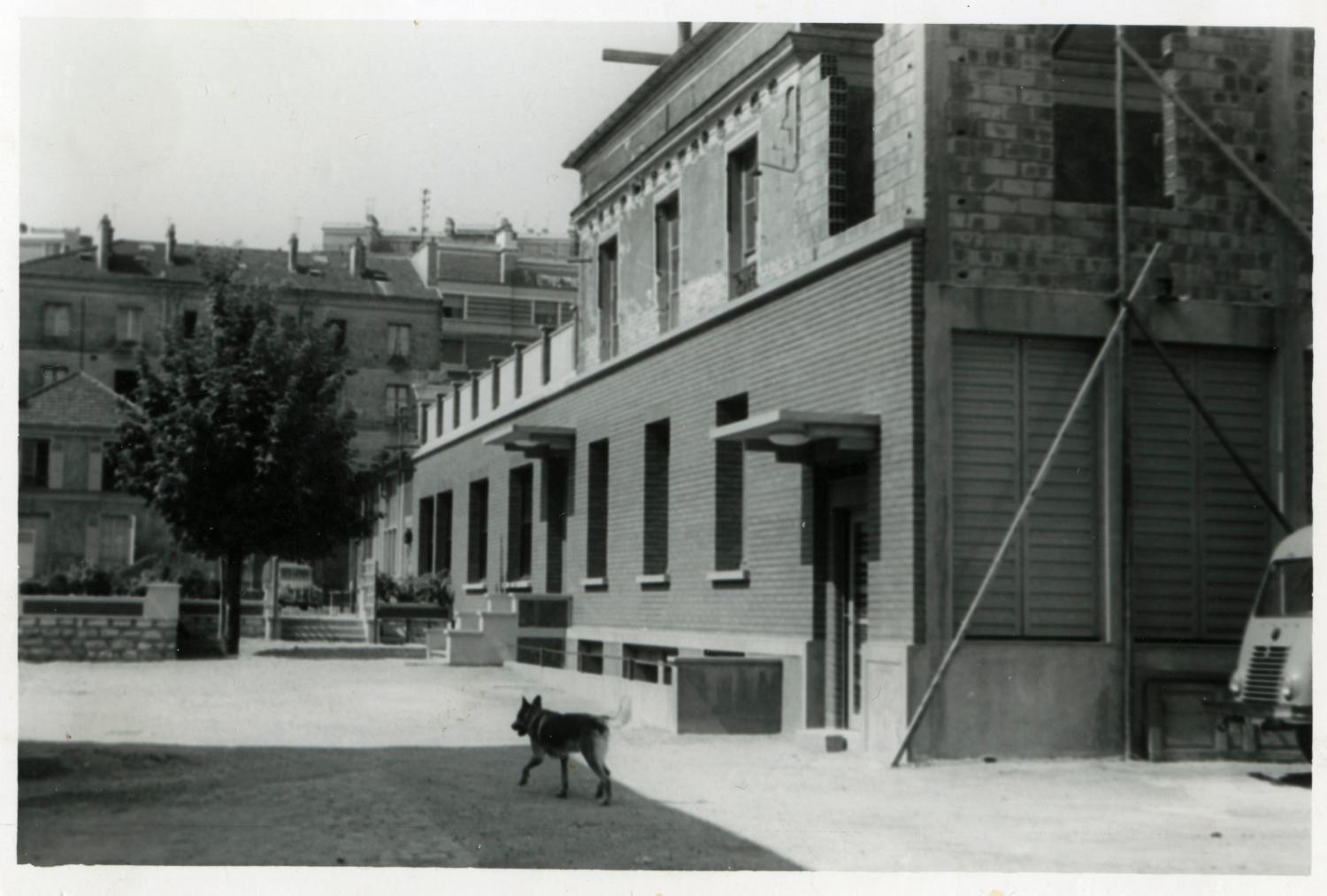 Transformation du pavillon d'habitation surélevé d'un étage (travaux achevés en 1964). Tirage photographique noir et blanc, 6,5 x 9,5 cm, août 1961, sans mention d'auteur (collection Ateliers de Technochimie).