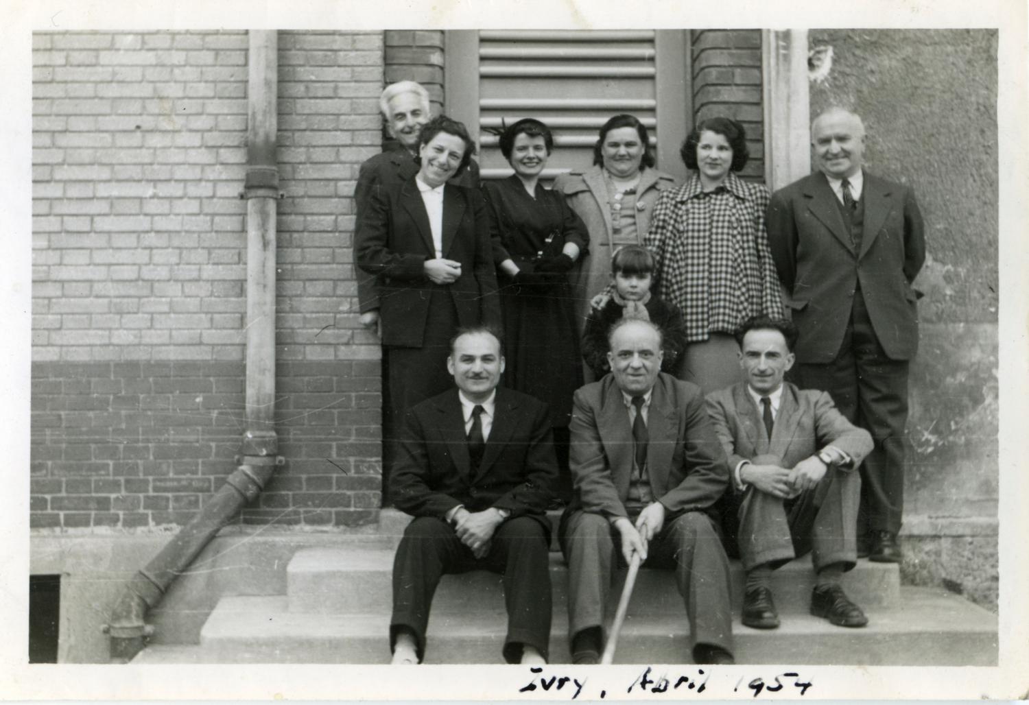 Portrait de famille sur le perron des bureaux. Tirage photographique noir et blanc, 6,5 x 9,5 cm, avril 1954, sans mention d'auteur (collection Ateliers de Technochimie).