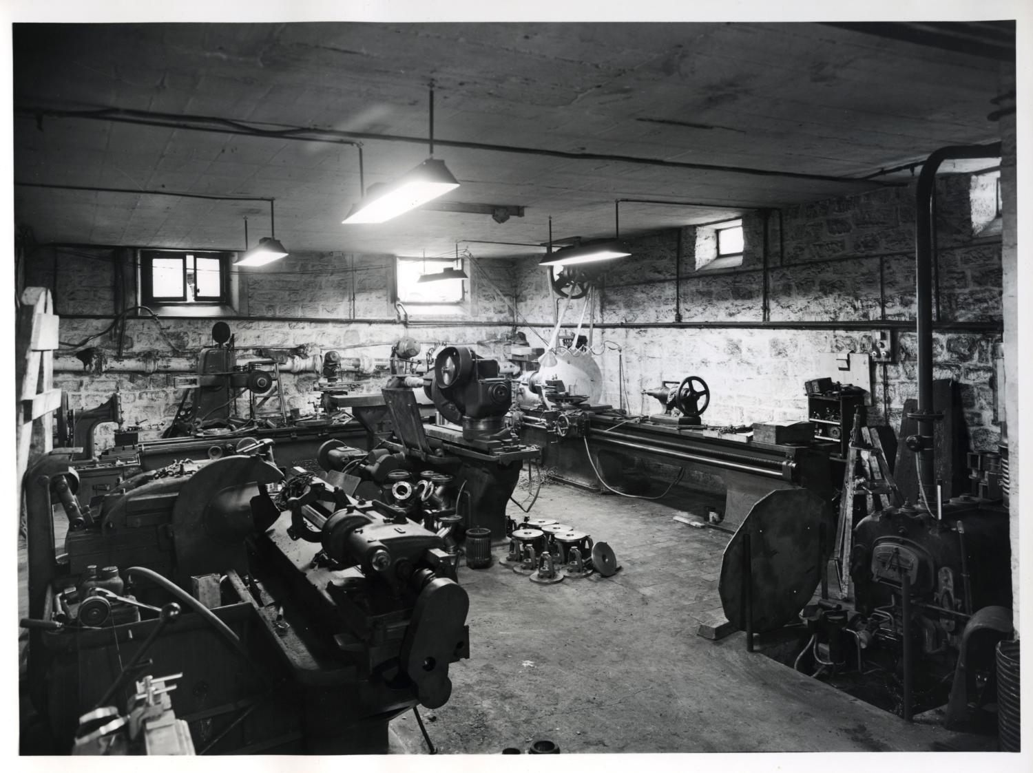 Atelier de mécanique générale (usinage). Tirage photographique noir et blanc, 18 x 24 cm, années 1950, Studio Louisianne, 152 avenue Danielle Casanova, Ivry-sur-Seine (collection Ateliers de Technochimie).