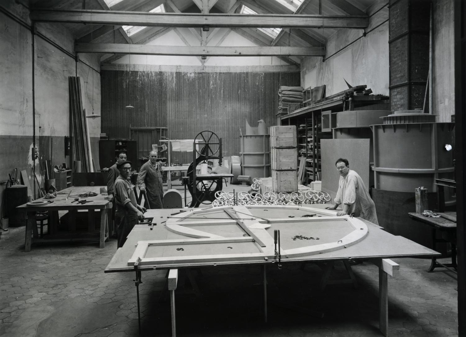 Atelier de chaudronnerie plastique, au rez-de-chaussée. Tirage photographique noir et blanc, 18 x 24 cm, années 1960, sans mention d'auteur (collection Ateliers de Technochimie).