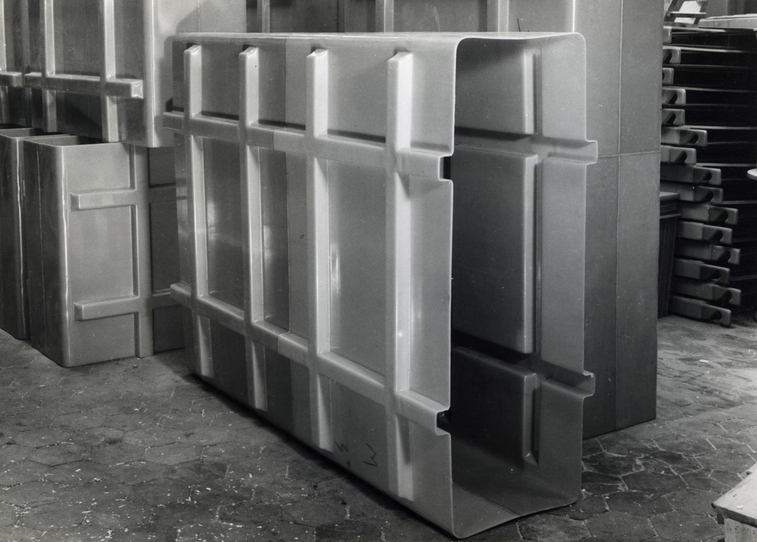 Atelier de chaudronnerie plastique, au rez-de-chaussée. Gaine de ventilation (?). Tirage photographique noir et blanc, 13 x 18 cm, années 1960, Tirage A. Papillon Photographies, 10 bis rue Frémicourt, Paris 15e (collection Ateliers de Technochimie). 