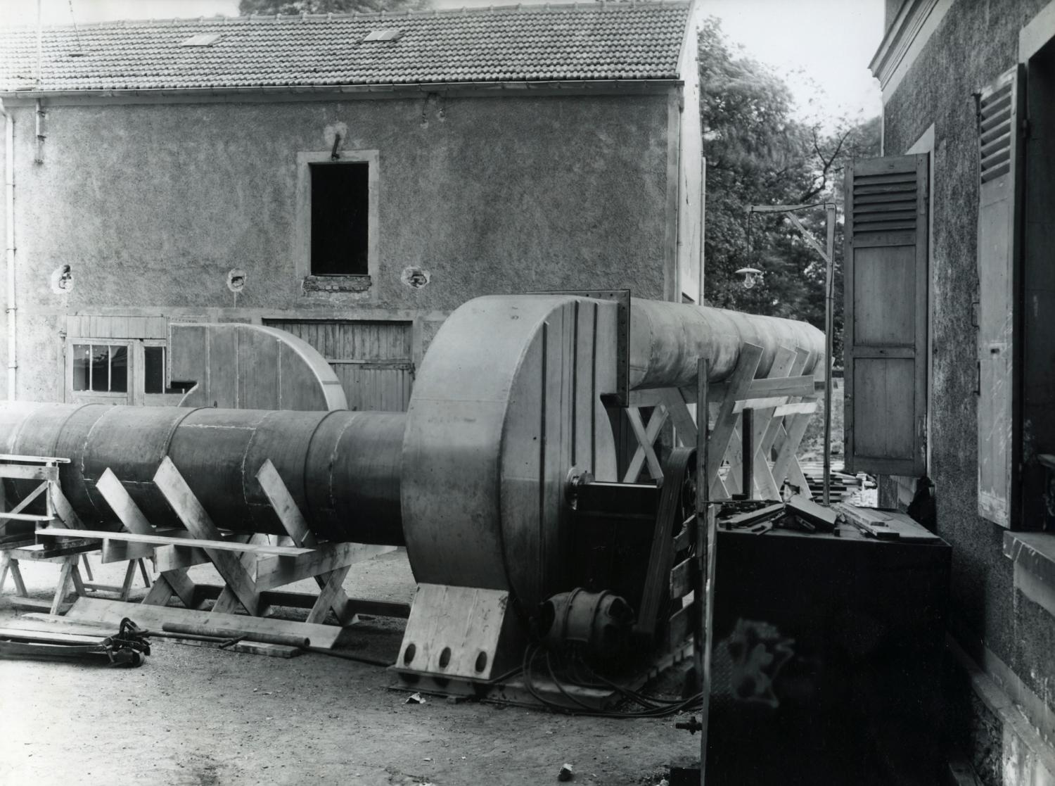Ventilateur fabriqué dans les ateliers en essai dans la cour. Tirage photographique noir et blanc, 18 x 24 cm, années 1950, Studio Louisianne, 152 avenue Danielle Casanova, Ivry-sur-Seine (collection Ateliers de Technochimie).