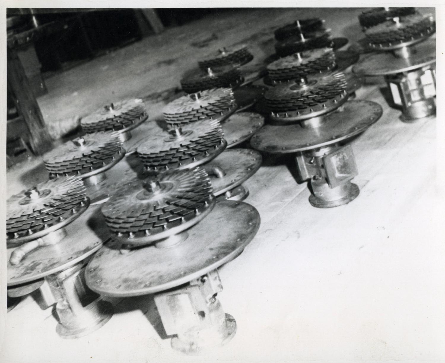 Pulvérisateurs en acier inoxydable et plomb. Tirage photographique noir et blanc, 15 x 18,5 cm, années 1950, sans mention d'auteur (collection Ateliers de Technochimie).