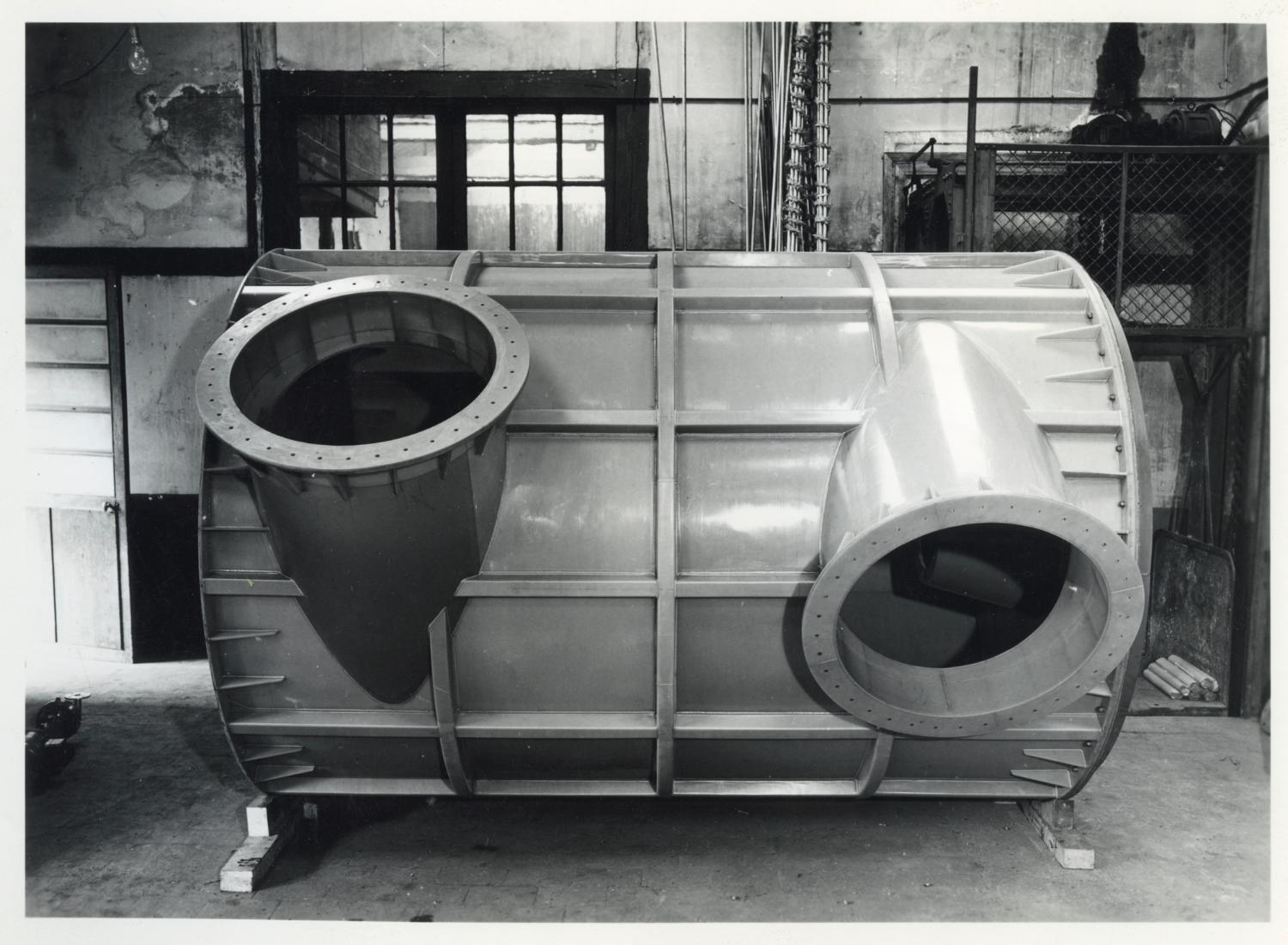 Tour de lavage en PVC. Atelier de chaudronnerie plastique, au rez-de-chaussée. Tirage photographique noir et blanc, 18 x 24 cm, années 1960, sans mention d'auteur (collection Ateliers de Technochimie).