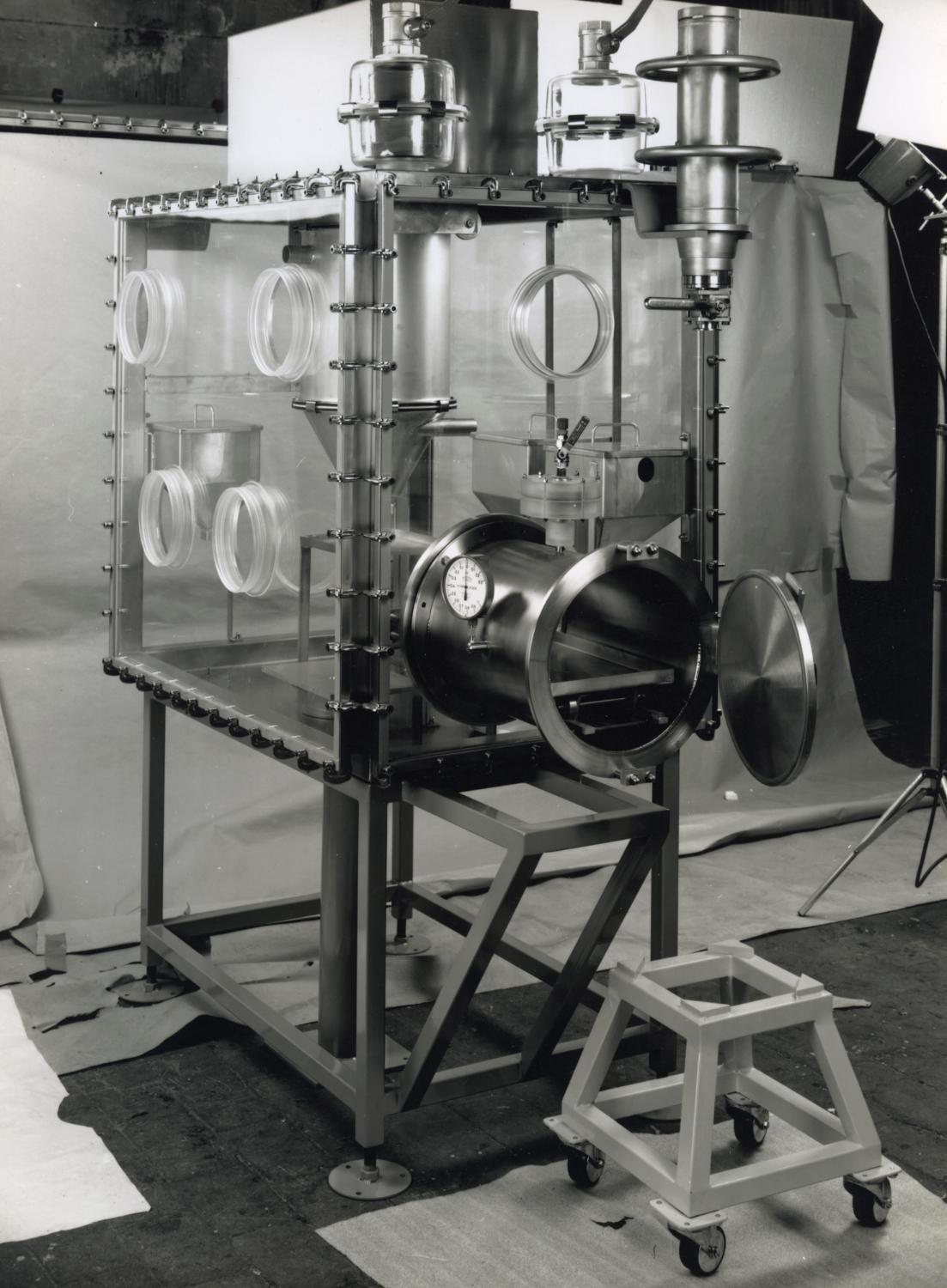 L'une des enceintes de confinement pour l'usine Cerca (fabrication de combustibles nucléaires) à Romans-sur-Isère. Conception, assemblage et fabrication des éléments en plexiglass par les Ateliers de Technochimie, fabrication du métallique par le sous-traitant Ets. Rayaud à Montreuil. Tirage photographique noir et blanc, 18 x 24 cm, 1989, Studio Chevojon, Paris (collection Ateliers de Technochimie).