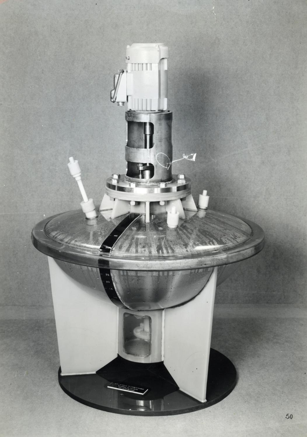 Agitateur et mélangeur de produits chimiques en PVC. Tirage photographique noir et blanc, 18 x 24 cm, années 1960, Studio Chevojon, Paris (collection Ateliers de Technochimie).