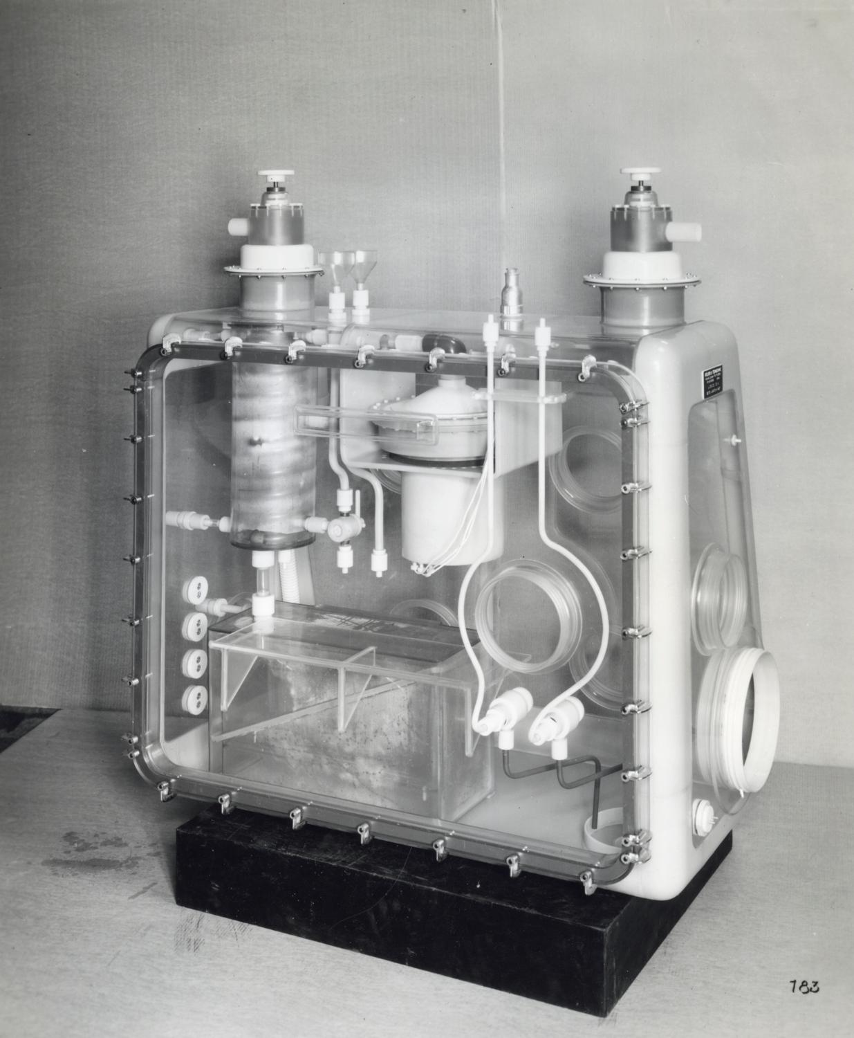 Enceinte de confinement équipée d’un ventilateur interne et d’une tour de condensation et de neutralisation de vapeurs acides. Application nucléaire. Tirage photographique noir et blanc, 18 x 24 cm, années 1960, Studio Chevojon, Paris (collection Ateliers de Technochimie).