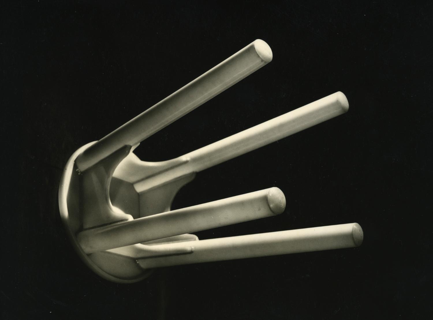 Tabouret en PVC. Tirage photographique noir et blanc, 13 x 18 cm, années 1960, Studio Louisianne, 152 avenue Danielle Casanova, Ivry-sur-Seine (collection Ateliers de Technochimie).