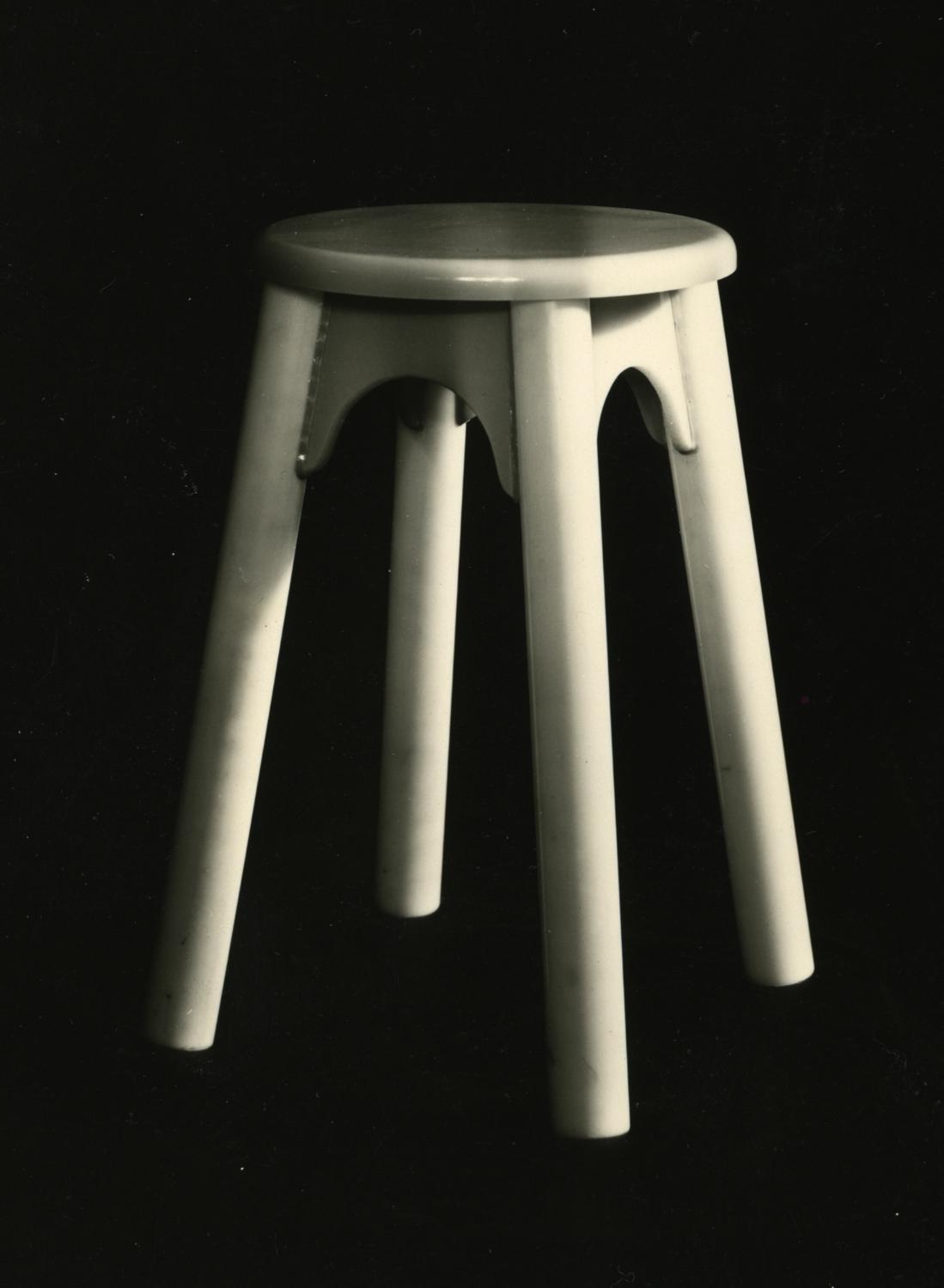 Tabouret en PVC. Tirage photographique noir et blanc, 13 x 18 cm, années 1960, Studio Louisianne, 152 avenue Danielle Casanova, Ivry-sur-Seine (collection Ateliers de Technochimie).