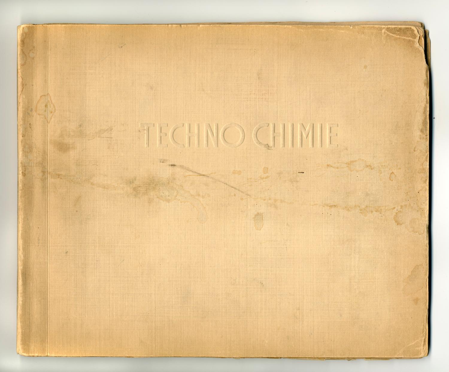 Couverture de l’album des réalisations de l’entreprise Techno Chimie S.A., active jusqu’en 1956, dont les Ateliers de Technochimie furent la filiale créée pour la fabrication des équipements commercialisés par cette société. 17 tirages photographiques noir et blanc collés sur carton, 18 x 24 cm, début des années 1950, sans menton d’auteur (collection Ateliers de Technochimie).