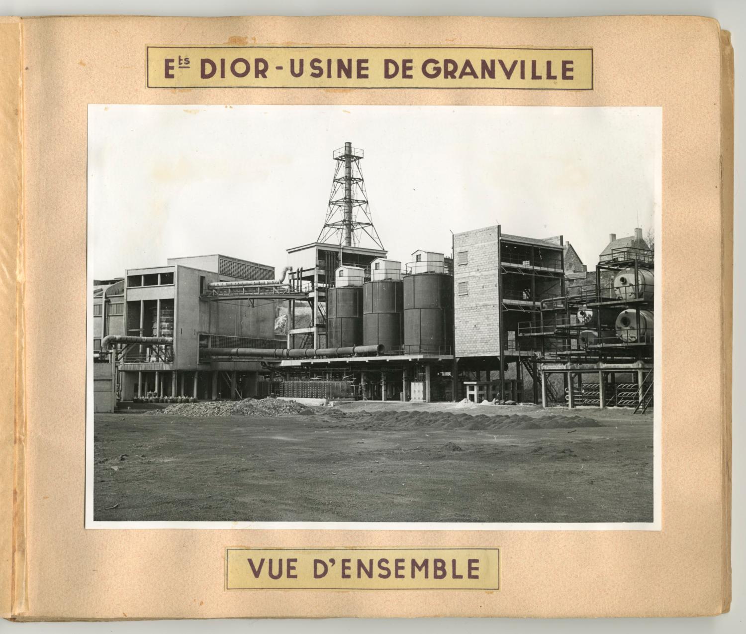 « Etablissements Dior – Usine de Granville / Vue d’ensemble ». Album des réalisations de l’entreprise Techno Chimie S.A. Tirage photographique noir et blanc, 18 x 24 cm, début des années 1950, sans mention d’auteur (collection Ateliers de Technochimie).