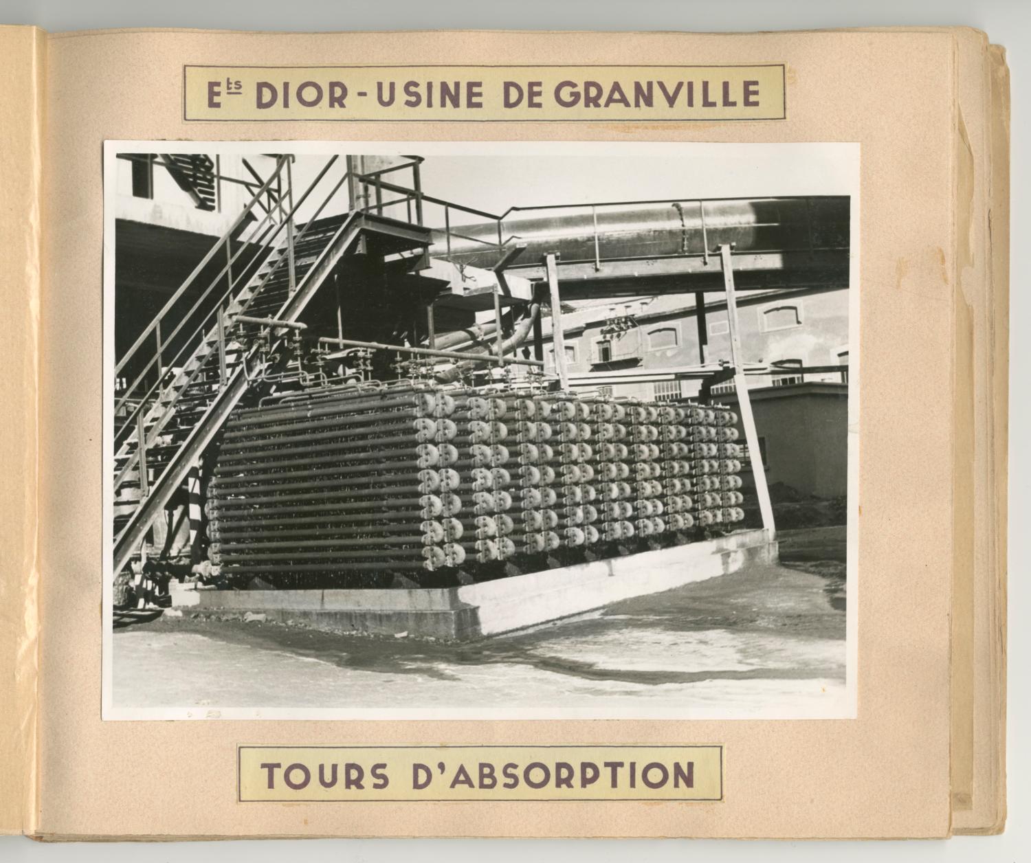 « Etablissements Dior – Usine de Granville / Tours d’absorption ». Album des réalisations de l’entreprise Techno Chimie S.A. Tirage photographique noir et blanc, 18 x 24 cm, début des années 1950, sans mention d’auteur (collection Ateliers de Technochimie).