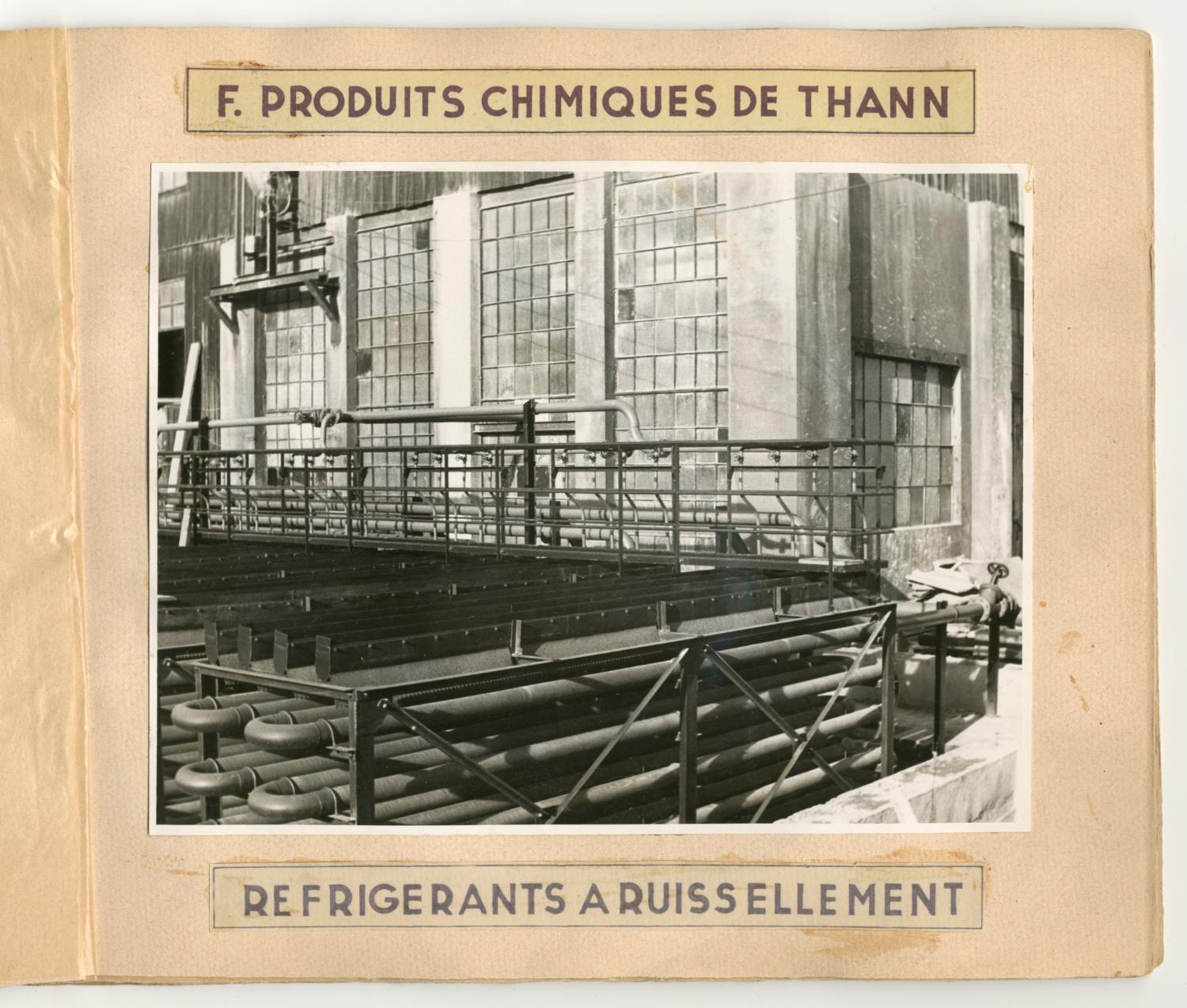 « F. Produits chimiques de Thann / Réfrigérants à ruissellement ». Album des réalisations de l’entreprise Techno Chimie S.A. Tirage photographique noir et blanc, 18 x 24 cm, début des années 1950, sans mention d’auteur (collection Ateliers de Technochimie).